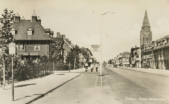 16667 Gezicht in de Amsterdamsestraatweg met bebouwing te Zuilen.N.B. Dit gedeelte van de Amsterdamsestraatweg is per 1 ...